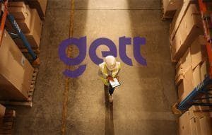 homem-andando-em-um-corredor-de-estoque