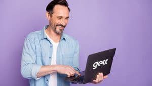 homem-com-notebook-nas-maos