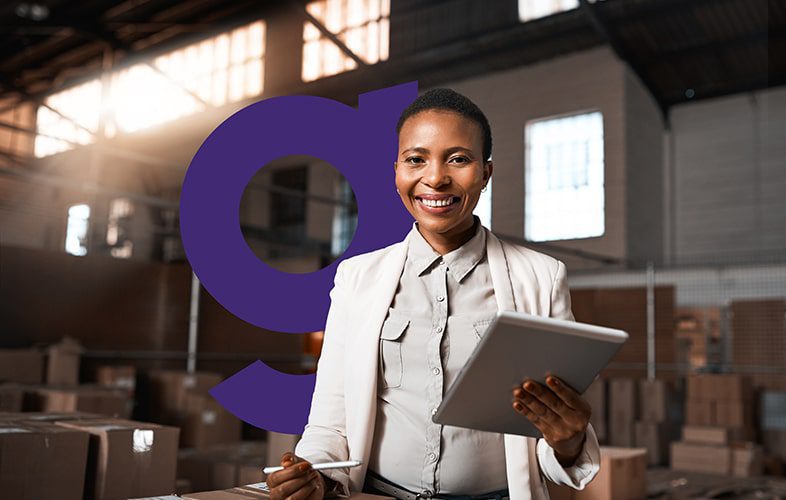 mulher-tranjando-roupa-social-com-um-tablet-em-mãos