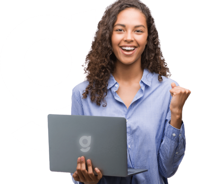 Mulher com notebook na mão, sorrindo e comemorando