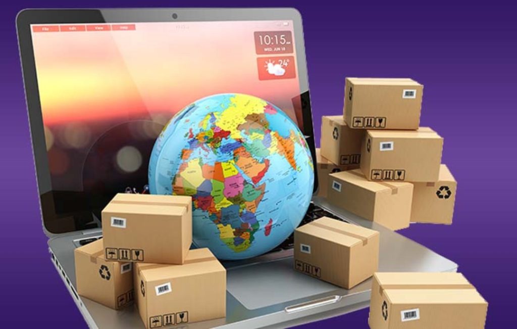 Notebook aberto com caixas de papelão e globo terrestre em miniatura representando o rateio de despesas.