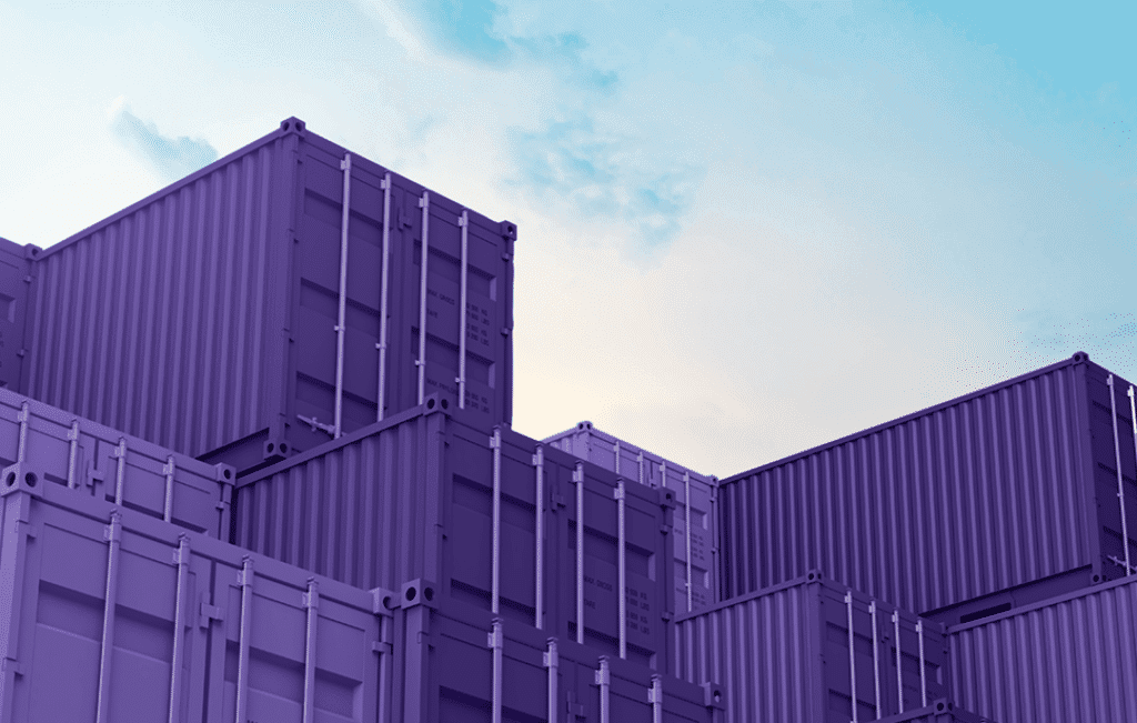 Containers roxos a céu aberto simbolizando o modal de transporte.