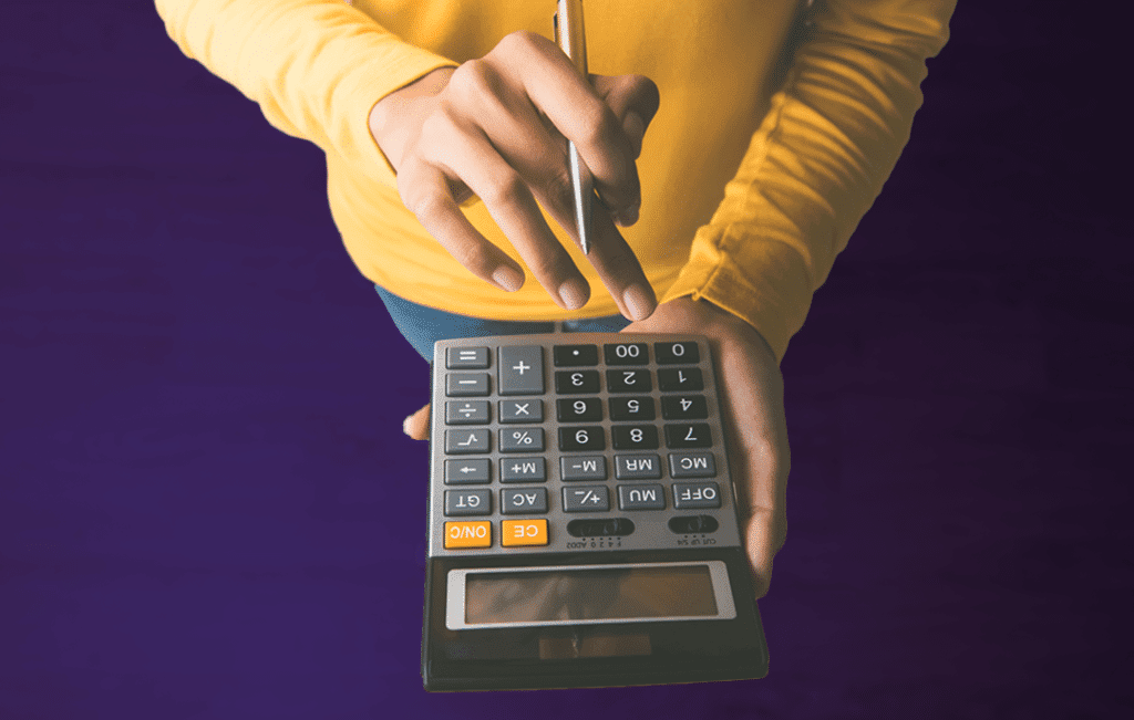 Homem com uma calculadora.