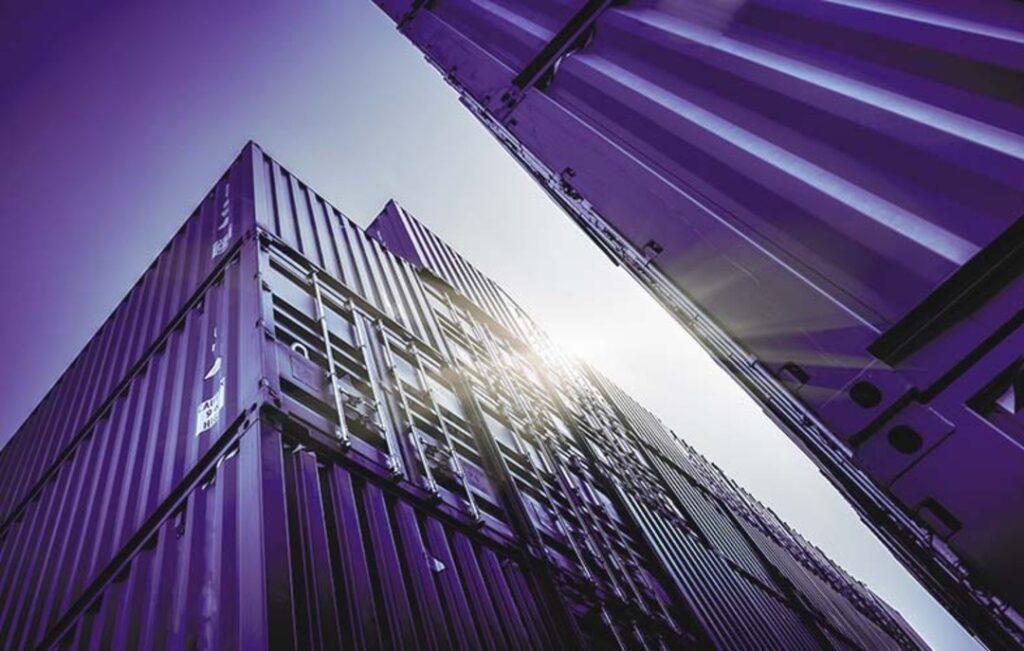 Containers roxos em porto à ceu aberto representando os maiores exportadores do mundo.
