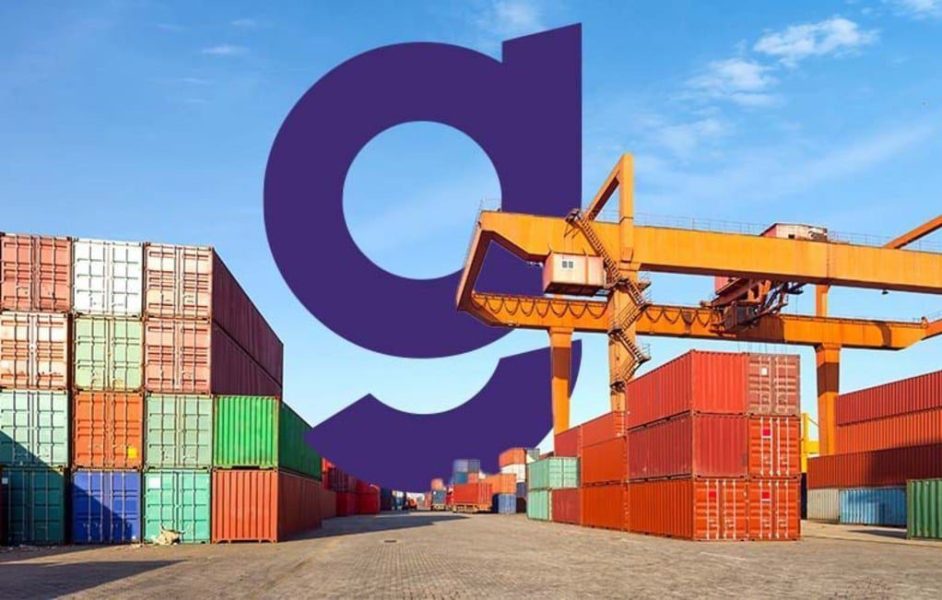 Cargueiro com containers representando o uso de software de gestão empresarial