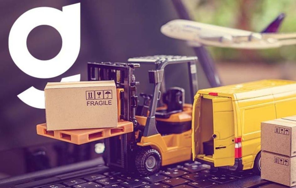 Carro de transporte de caixas em miniatura simbolizando o agenciamento de cargas