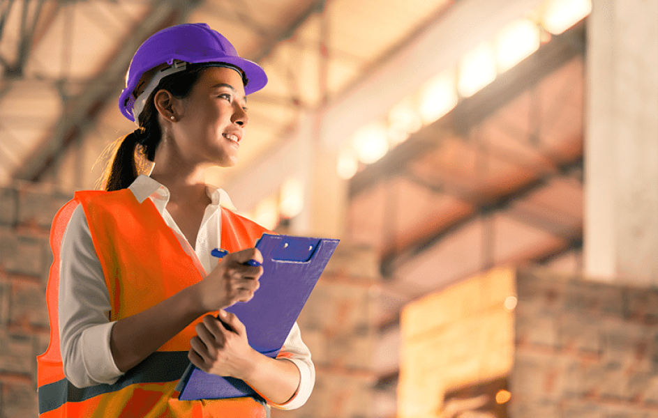 uma-mulhe-dentro-de-um-armazem-com-pallets-ao-redor