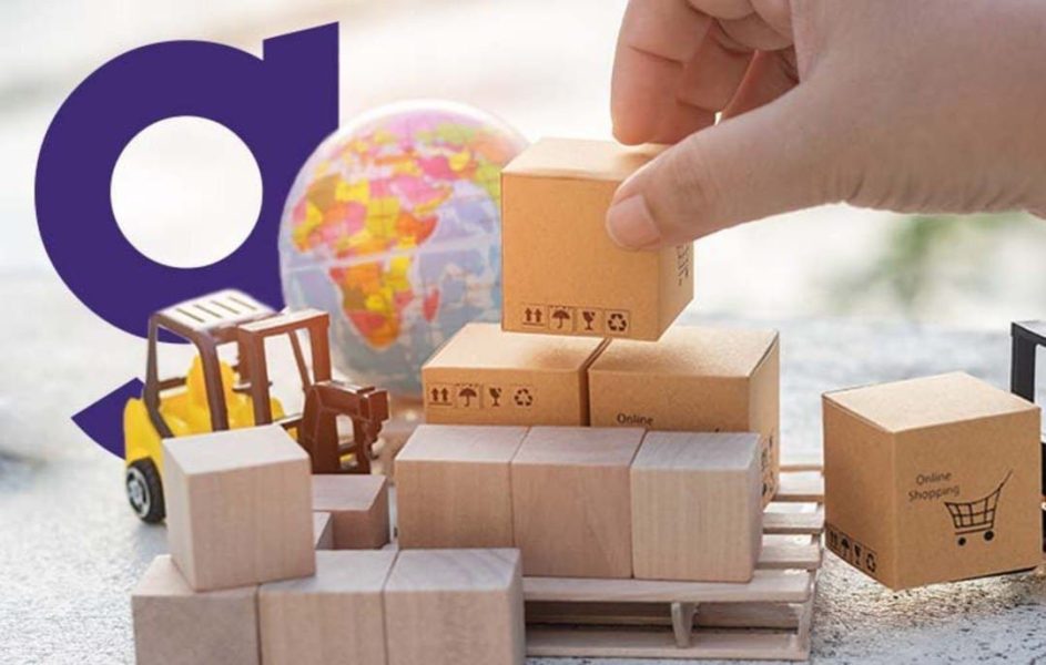 Caixas e mapa mundi em miniatura representando o controle de importação