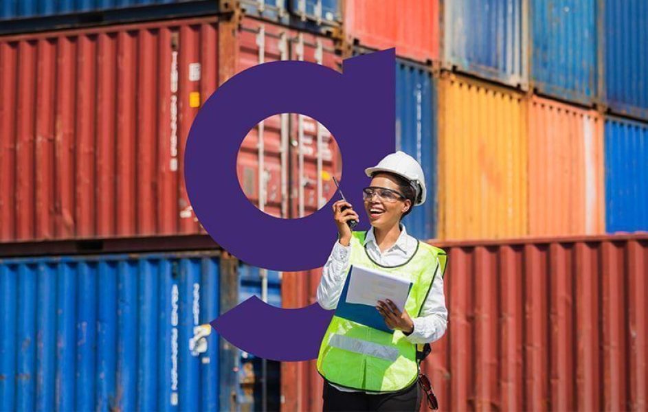 mulher-com-epi-falando-no-telefone-em-frente-aos-contêineres