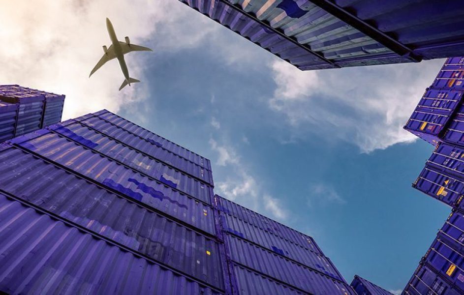 avião-no-céu-entre-contêineres