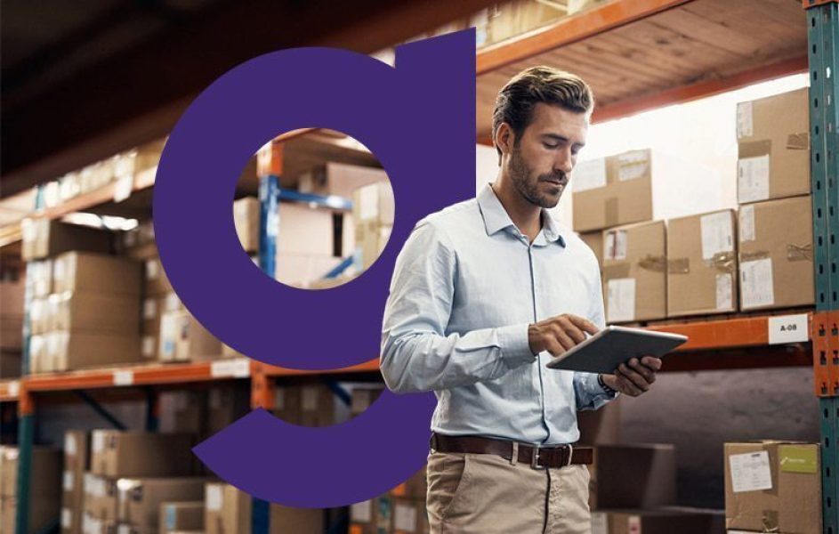 homem-vestido-de-social-com-um-tablet-em-mãos