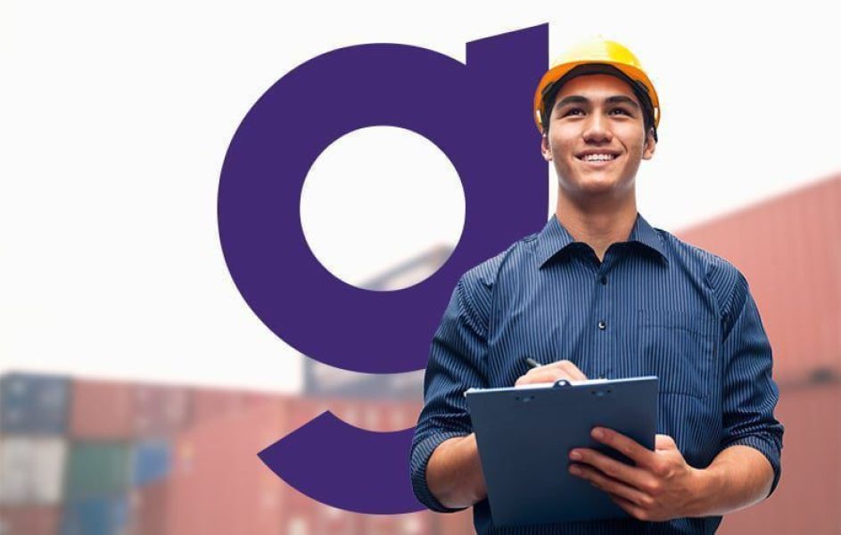 homem-vestido-com-camisa-social-e-capacete-de-protecao-fazendo-anotacoes-em-uma-prancheta