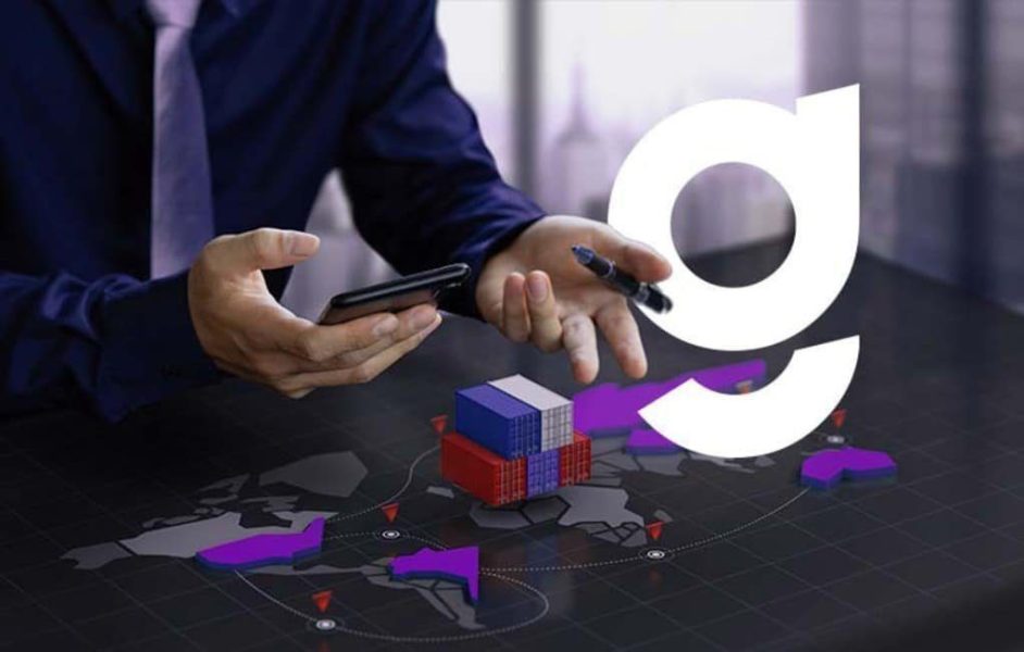 Homem de negócios segurando celular em cima de mesa digital simbolizando automatização de processos