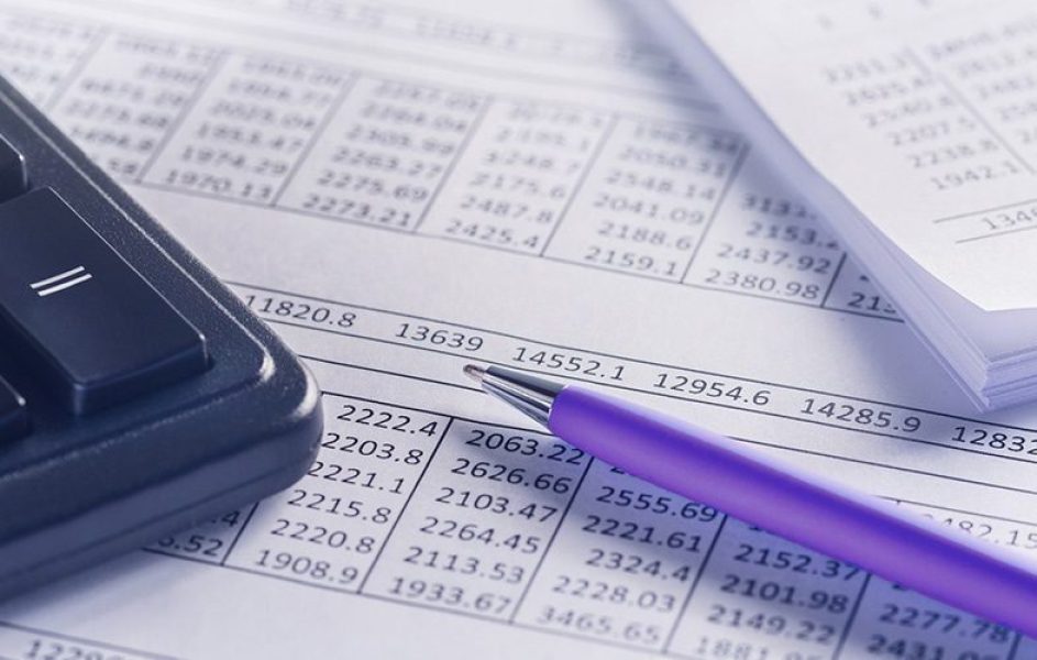 Foto de documentos originais do Comércio Exterior, com uma caneta e calculadora em cima.