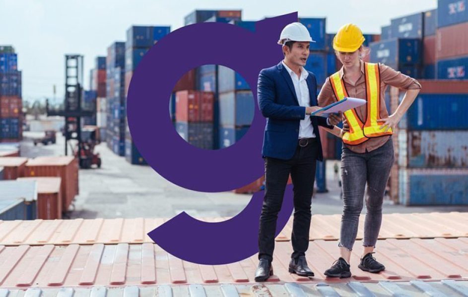 Um-homem-e-uma-mulher-trajando-uniformes-de-trabalho