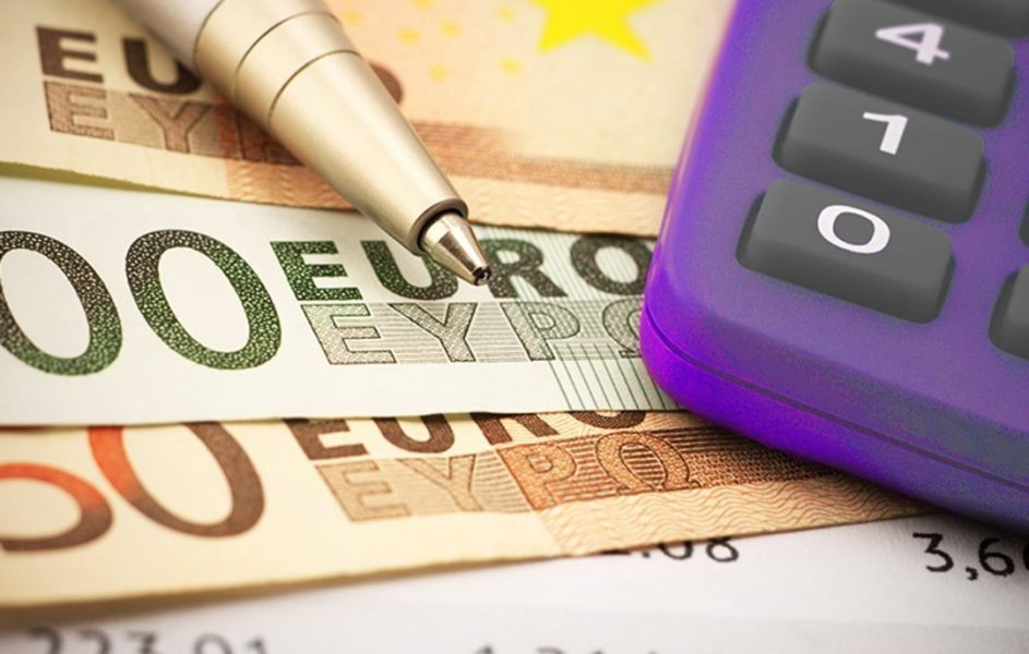 impostos-na-importação Dinheiro, calculadora e caneta prontos para fazer impostos de importação
