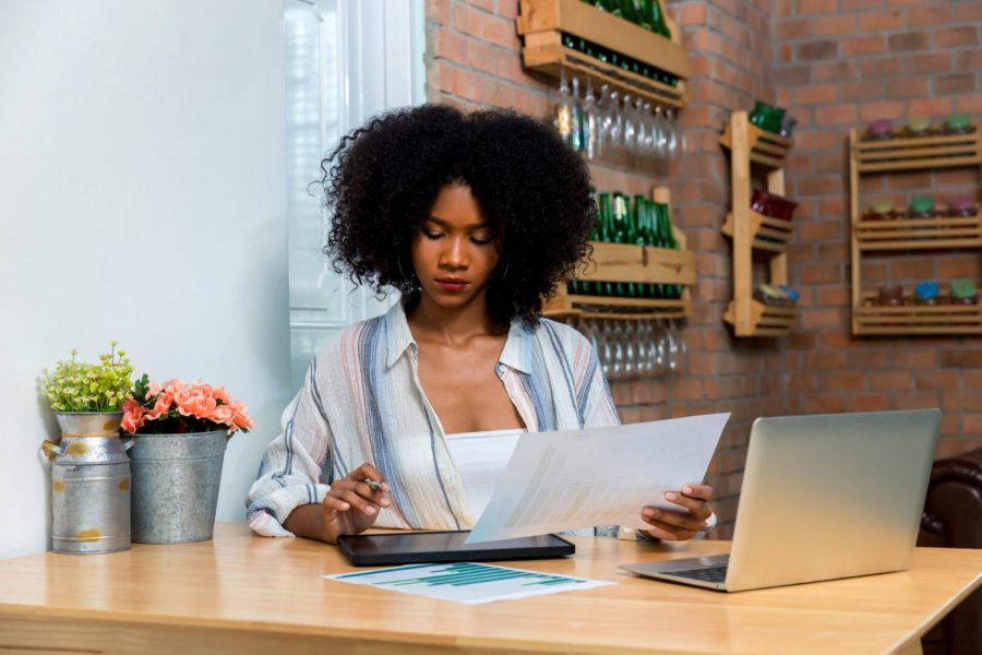 business-woman-using-digital-table-and-working-on-2023-11-27-05-13-45-utc Certificado Digital: renove com agilidade e segurança com a Gett