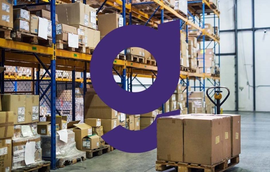 Estoque de uma fábrica com a logo da gett no centro.