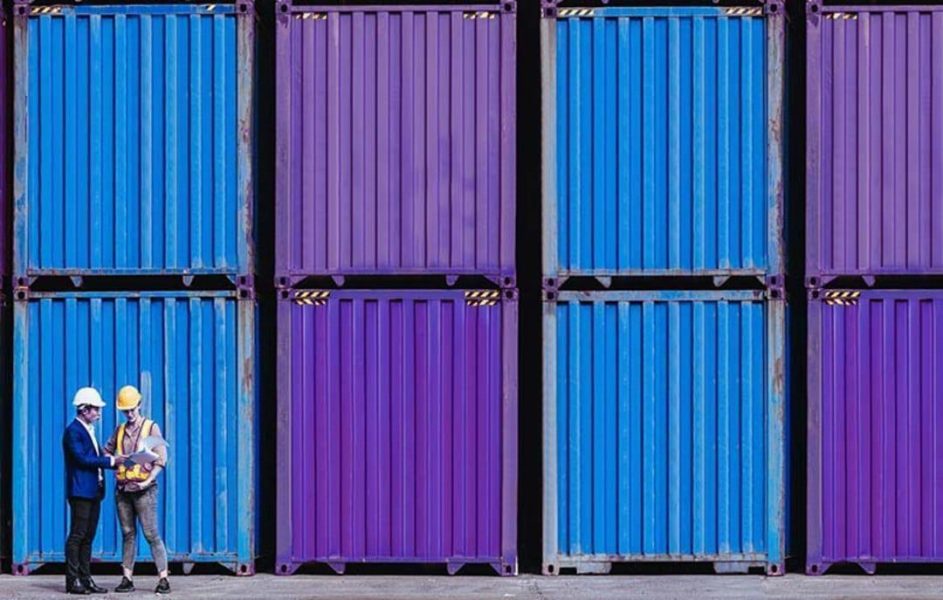 Containers e funcionários segurando pranchetas representando os documentos de importação