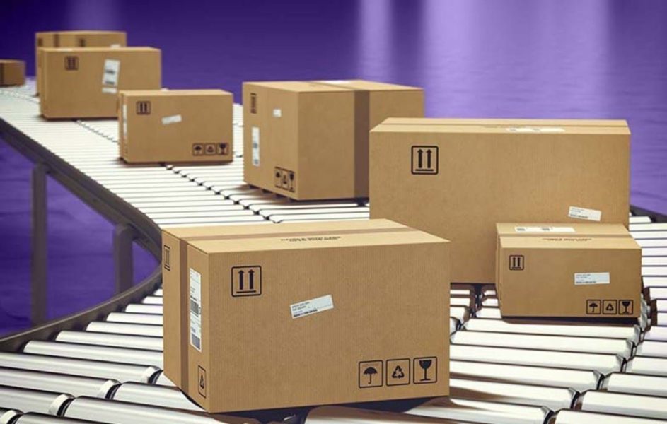 Miniaturas de caixas de papelão e esteira representando a emissão de nota fiscal de exportação