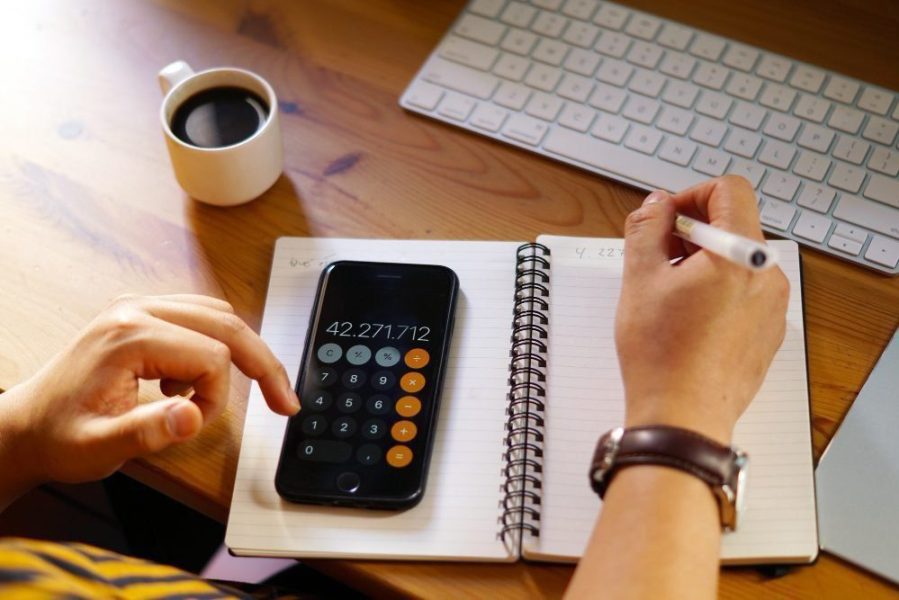 foto-aproximada-de-um-empresario-trabalhando-em-casa-e-fazendo-calculos
