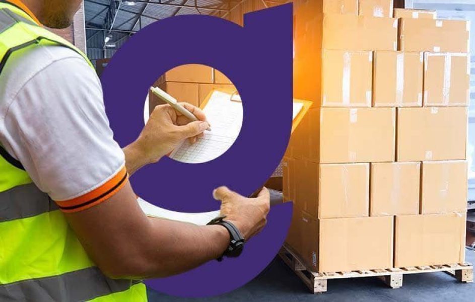 Homem realizando gestão de estoque.