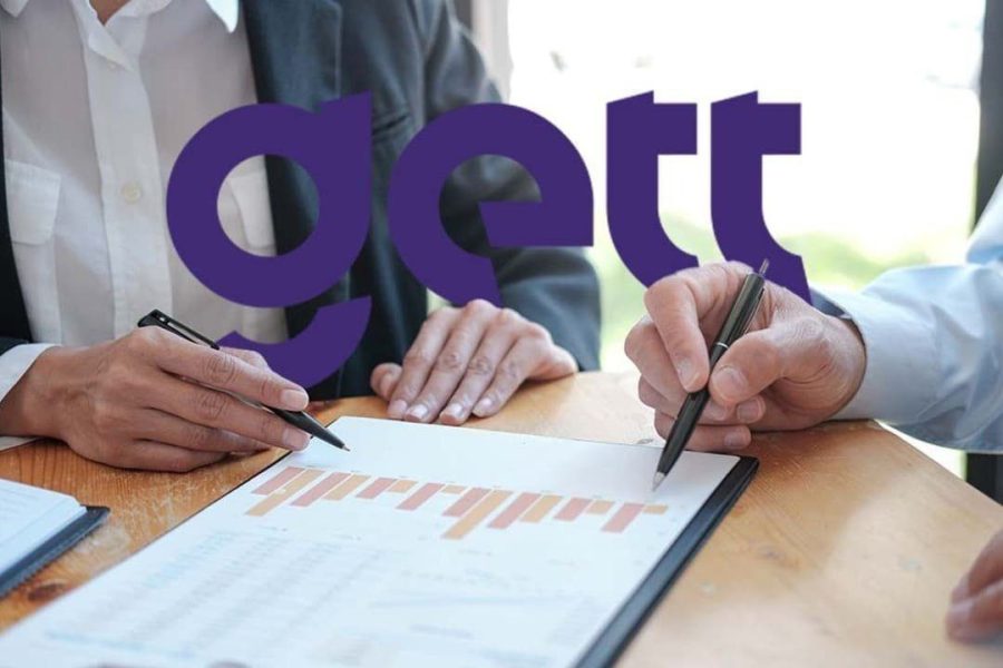 Gestão de vendas: imagem mostra colaboradores analisando gráficos.