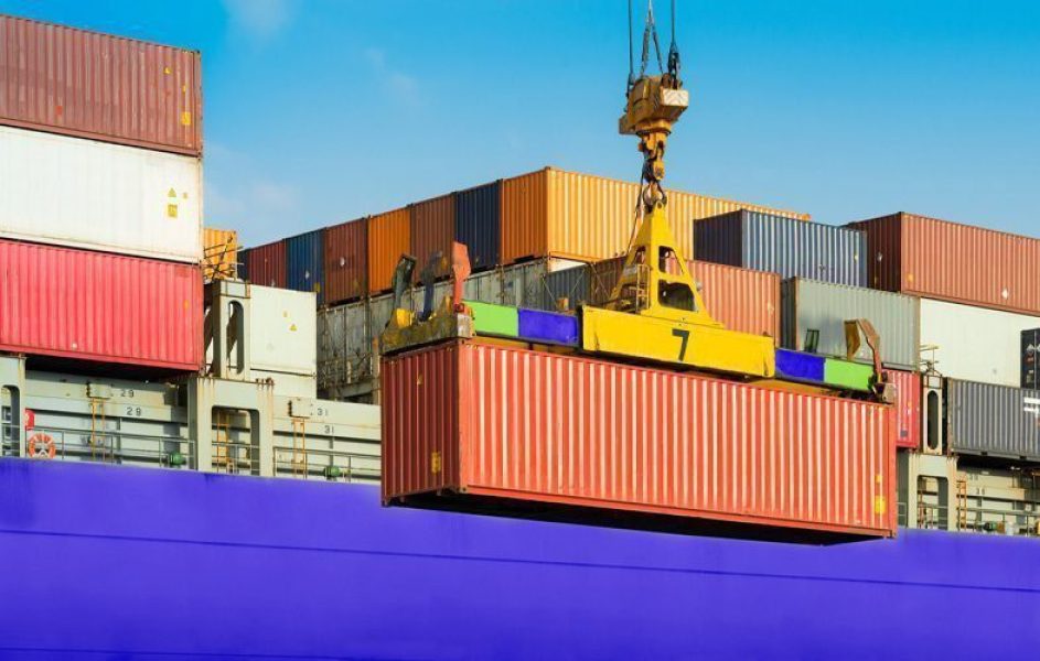 nacionalizacao-de-produtos Imagem de um guindaste levantando um container, simbolizando a nacionalização de produtos