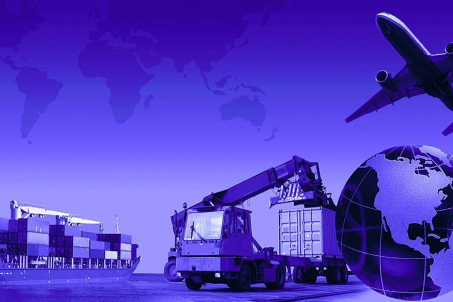 Ilustração de itens de importação, como avião, navio e caminhão, em tons de roxo, simbolizando a otimização de processos de importação.