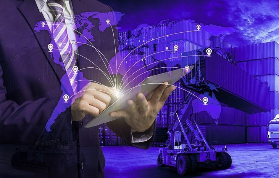 Homem utilizando um tablet, com um mapa-múndi em azul de fundo. Assim, simbolizando o a importância do Radar Siscomex.