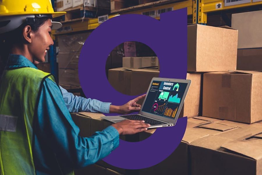 Imagem de uma operária utilizando um software de Comércio Exterior em um notebook.