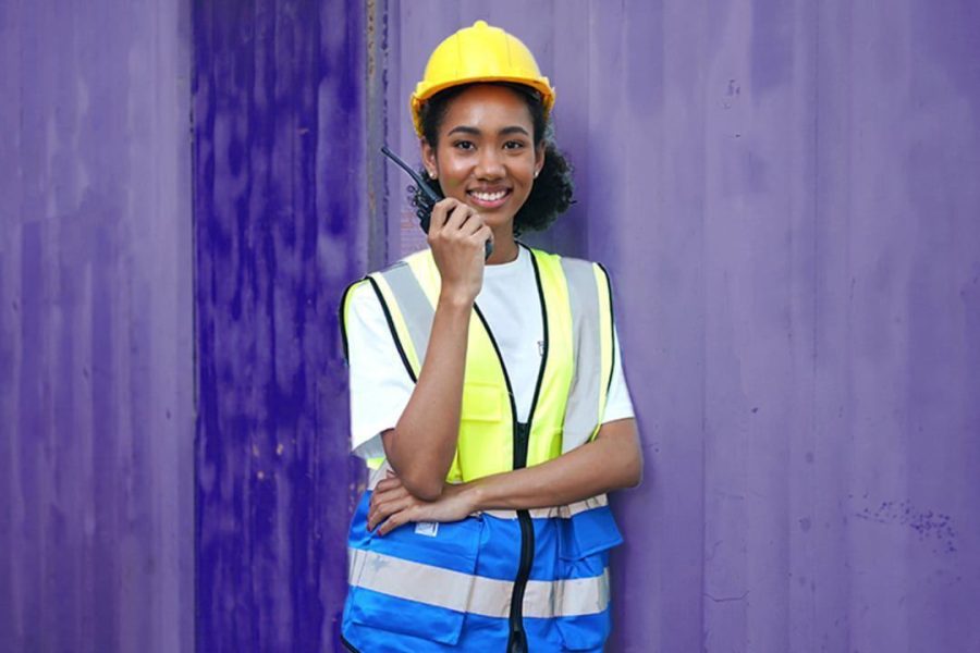 Tabela NCM: imagem mostra mulher em plano de fundo roxo.