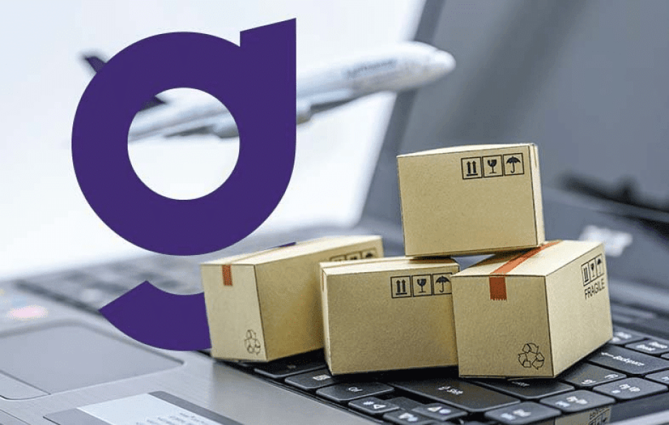 Caixas em cima de um computador representando as tendências para Comércio Exterior.