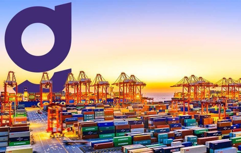 Porto de Navios repleto de containers de trading companies.