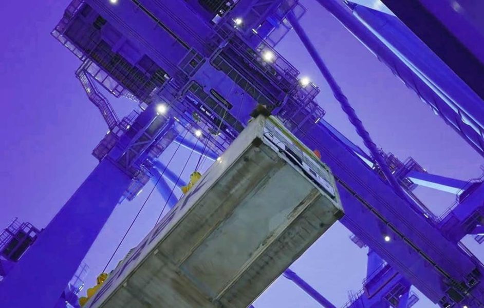 A imagem mostra um container sendo guinchado .