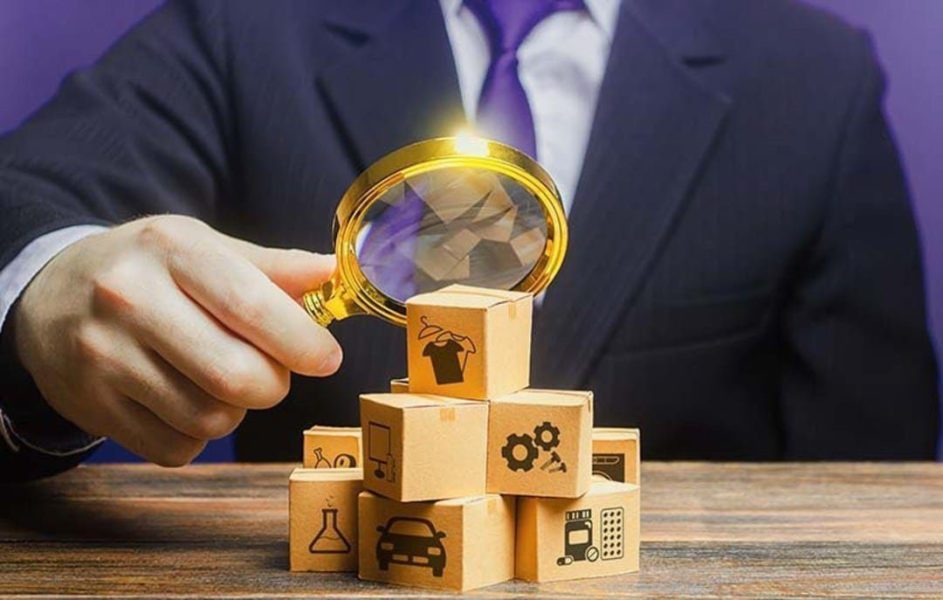 Homem olhando caixas em miniatura por meio de uma lupa dourado simbolizando a viabilidade de importação de produtos